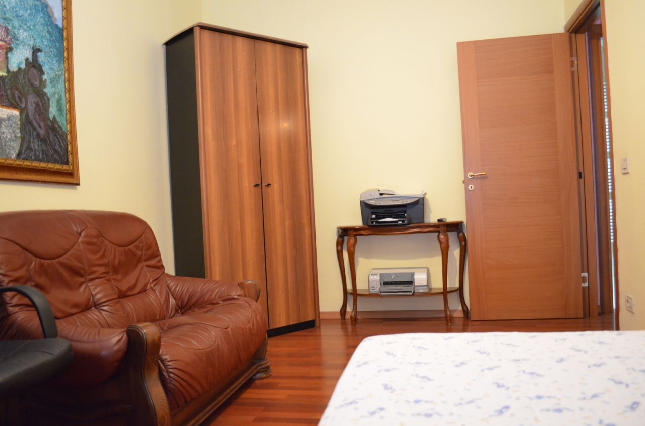 Appartamento in affitto situato nel centro di Tirana. L'appartamento ha due camere da letto ed e arredato.  